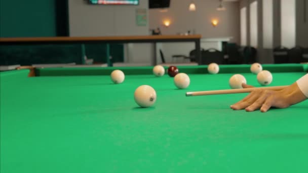 Fête Jeu Dans Billard Les Jeunes Garçons Les Filles Jouent — Video