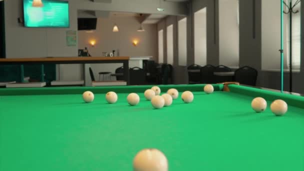 Fête Jeu Dans Billard Les Jeunes Garçons Les Filles Jouent — Video