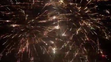 Tatilde gökyüzünde parlak havai fişekler. Yaz gecesi