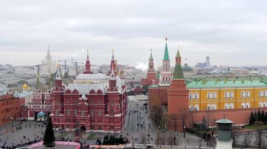 Moskova Kremlin. Kızıl Meydan, anıt mezar. Şehrin panoramik manzarası yüksek bir yerden. Bahar