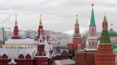 Moskova Kremlin. Kızıl Meydan, anıt mezar. Şehrin panoramik manzarası yüksek bir yerden. Bahar