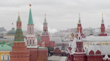 Moskova Kremlin. Kızıl Meydan, anıt mezar. Şehrin panoramik manzarası yüksek bir yerden. Bahar