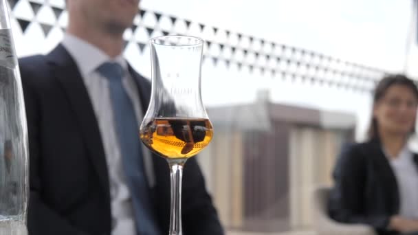 Whisky Vasos Una Pierna Delgada Degustación Whisky Cóctel Día — Vídeos de Stock
