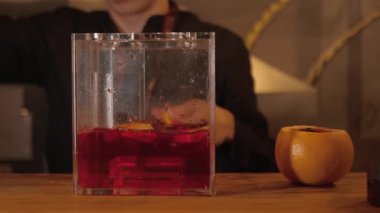  Nargile ustası greyfurttan nargile yapıyor. Güzel kokulu nargile