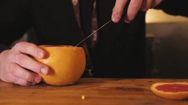  Nargile ustası greyfurttan nargile yapıyor. Güzel kokulu nargile