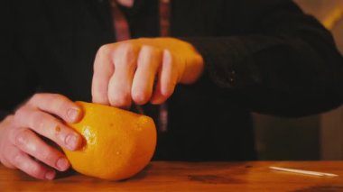  Nargile ustası greyfurttan nargile yapıyor. Güzel kokulu nargile