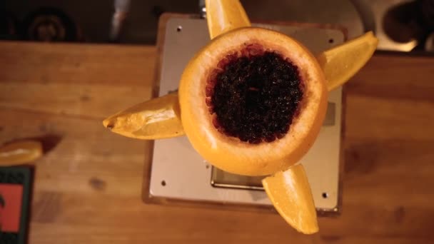 フカマスターはグレープフルーツからフカを作る 香りフカ — ストック動画