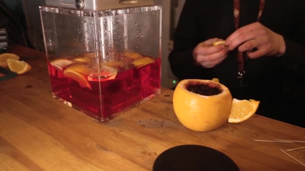 Nargile Ustası Greyfurttan Nargile Yapıyor Güzel Kokulu Nargile — Stok video