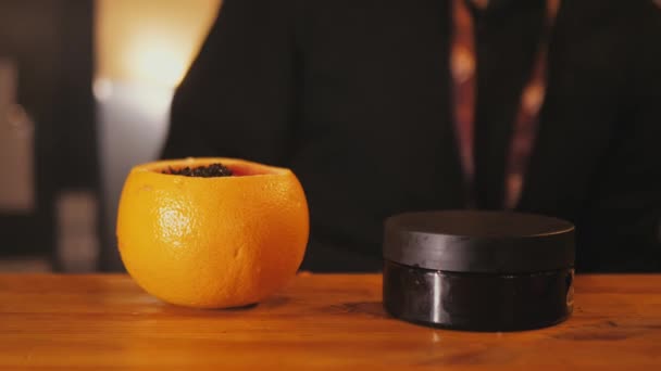 Hookah Meester Maakt Een Hookah Van Grapefruit Geurige Hookah — Stockvideo