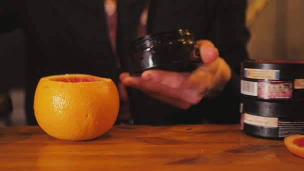 Hakenmeister Macht Aus Grapefruit Eine Wasserpfeife Duftende Shisha — Stockvideo