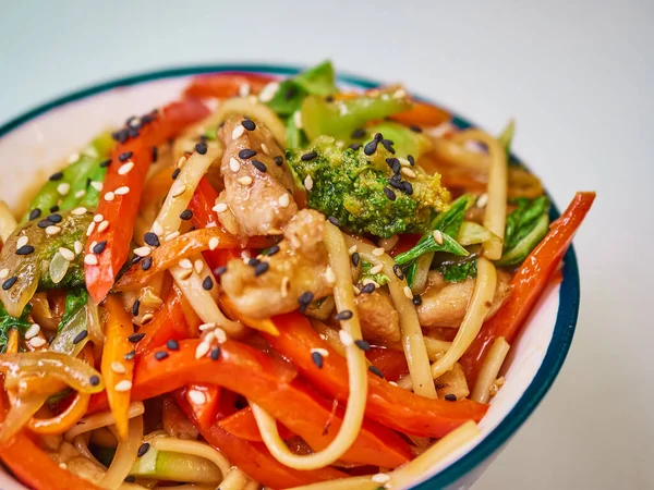 Udon Nudeln Mit Fleisch Einem Teller Auf Einer Weißen Oberfläche — Stockfoto