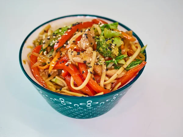 Udon Nudeln Mit Fleisch Einem Teller Auf Einer Weißen Oberfläche — Stockfoto