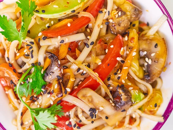 Udon Nudeln Mit Fleisch Einem Teller Auf Einer Weißen Oberfläche — Stockfoto