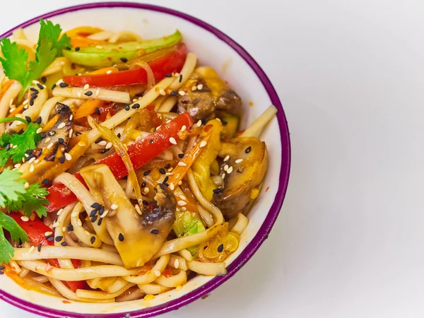 Udon Nudeln Mit Fleisch Einem Teller Auf Einer Weißen Oberfläche — Stockfoto