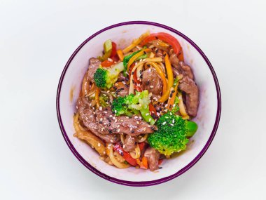 Beyaz bir tabakta etli Udon eriştesi.