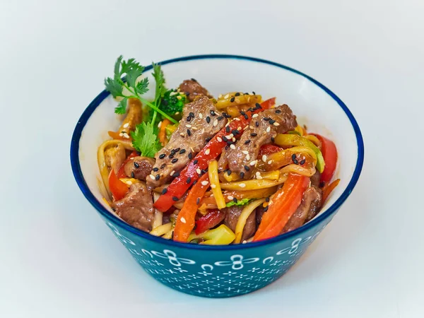 Udon Nudeln Mit Fleisch Einem Teller Auf Einer Weißen Oberfläche — Stockfoto