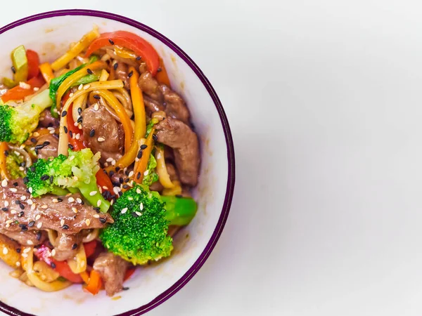 Macarrão Udon Com Carne Uma Chapa Uma Superfície Branca — Fotografia de Stock