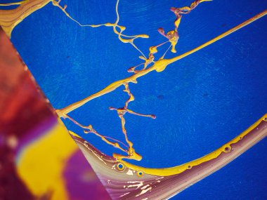 Tablo üzerine sarkaçla çizilen mavi boyanın dokusu.