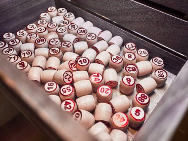 Tahta bir kutunun içindeki tahta loto fıçıları. Aile oyunu,