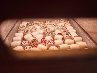 Tahta bir kutunun içindeki tahta loto fıçıları. Aile oyunu,