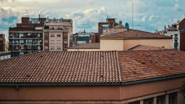İspanya 'nın Barcelona kentindeki Eixample bölgesinin çatıları üzerinde hava manzarası
