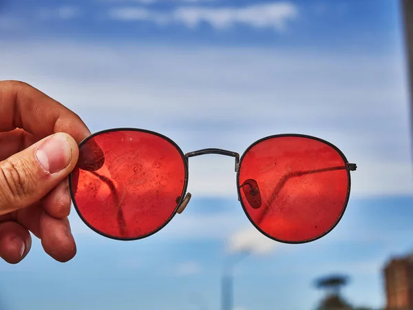 Oude Rode Zonnebril Hand Gescheurd Glas Dag — Stockfoto