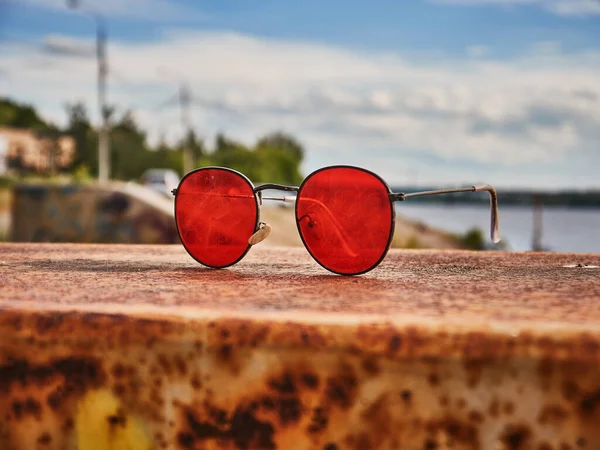 Óculos Sol Vermelhos Velhos Uma Superfície Concreto Vidro Riscado Dia — Fotografia de Stock