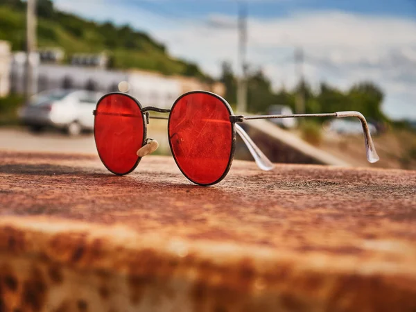 Óculos Sol Vermelhos Velhos Uma Superfície Concreto Vidro Riscado Dia — Fotografia de Stock