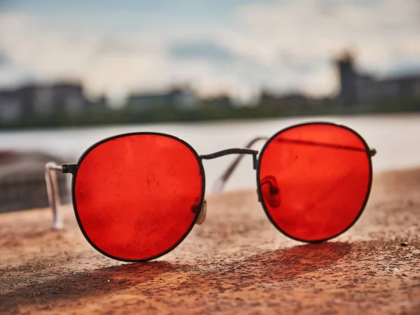 Staré Červené Sluneční Brýle Betonovém Povrchu Škrábaná Skla Den — Stock fotografie