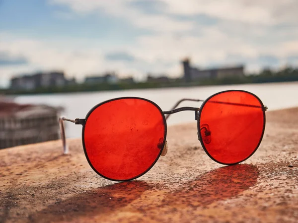 Oude Rode Zonnebril Een Betonnen Ondergrond Gescheurd Glas Dag — Stockfoto