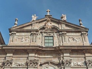 Madrid 'de eski bir binanın cephesi. Güzel tasarım. Bahar