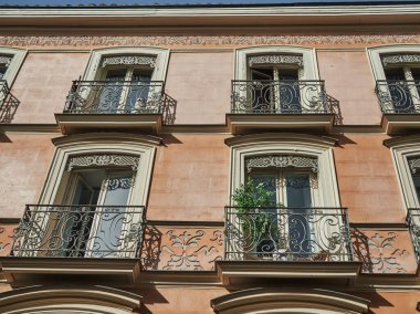 Madrid 'de eski bir binanın cephesi. Güzel tasarım. Bahar