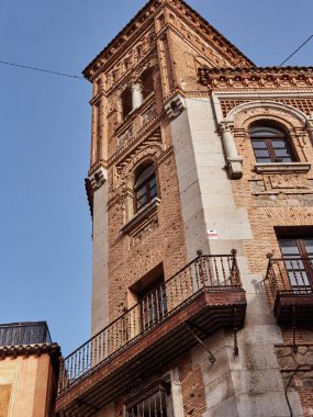 Toledo 'daki eski bir binanın cephesi. Güzel tasarım. Bahar