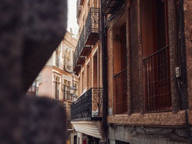 Toledo 'daki eski bir binanın cephesi. Güzel tasarım. Bahar