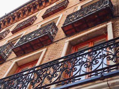 Toledo 'daki eski bir binanın cephesi. Güzel tasarım. Bahar