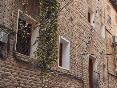 Toledo 'daki eski bir binanın cephesi. Güzel tasarım. Bahar