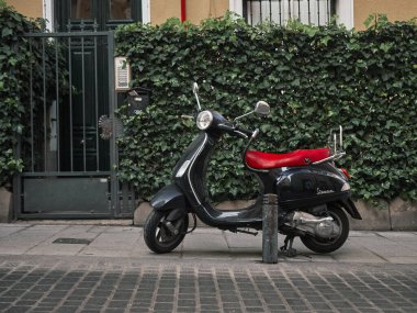 Bir yaz gününde İspanya sokaklarında klasik mobilet.