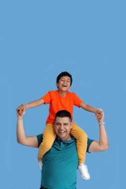 Bekar, boşanmış, koyu tenli Latin bir oğlu olan babası var. Kaliteli zaman geçirip eğleniyor ve gününü kutluyor.