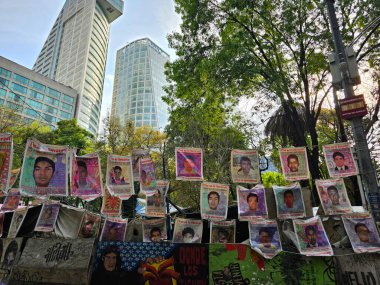 Mexico City, Meksika - 31 Ocak 2024: Paseo de la Reforma 'daki gençlerin fotoğrafları Ayotzinapa, Guerrero' dan kaybolan 43 normalistanı bir gösteri ve hükümete iddia olarak hatırlıyor