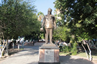 Cuatro Cienegas, Coahuila, Meksika - 28 Temmuz 2025: Coahuila, Meksika 'daki Cuatro Cienegas de Carranza' nın merkezindeki kaldırım taşı sokakları, park ve kilise.