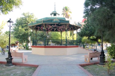 Cuatro Cienegas, Coahuila, Meksika - 28 Temmuz 2025: Coahuila, Meksika 'daki Cuatro Cienegas de Carranza' nın merkezindeki kaldırım taşı sokakları, park ve kilise.