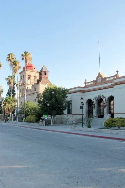 Cuatro Cienegas, Coahuila, Meksika - 28 Temmuz 2025: Coahuila, Meksika 'daki Cuatro Cienegas de Carranza' nın merkezindeki kaldırım taşı sokakları, park ve kilise.