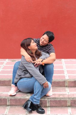 İki esmer Latin lezbiyen sevgilerini gösterip Gay Onur Günü 'nü kutluyorlar.