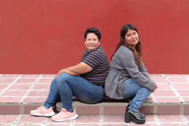 İki esmer Latin lezbiyen sevgilerini gösterip Gay Onur Günü 'nü kutluyorlar.