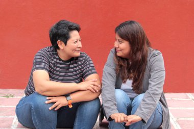 İki esmer Latin lezbiyen sevgilerini gösterip Gay Onur Günü 'nü kutluyorlar.