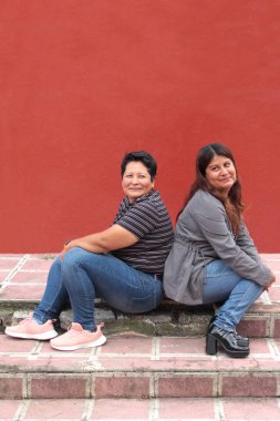 İki esmer Latin lezbiyen sevgilerini gösterip Gay Onur Günü 'nü kutluyorlar.