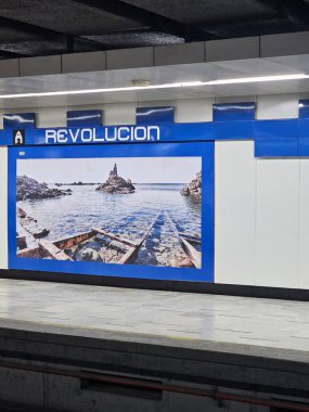 Mexico City, Mexico - 4 Ağustos 2025 Mexico City toplu taşıma sisteminin İsyan İstasyonu ve rayları