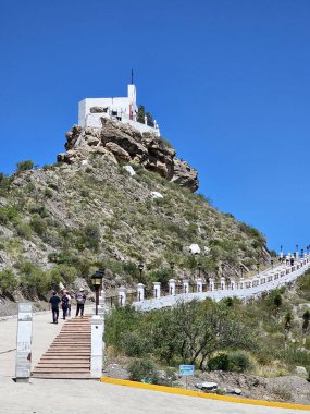 Parras, Coahuila, Meksika - 28 Temmuz 2025: Santo Madero Kilisesi ve Meksika 'nın büyülü şehri Parras' ın renkli mektupları, Coahuila sönmüş bir volkanın tepesinde panoramik manzaralı