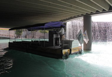 Monterrey, Nuevo Leon, Meksika - 29 Temmuz 2025: Monterrey 'deki Paseo Santa Lucia' yı şehir merkezinden Fundidora Park 'a tekne ile gezmek