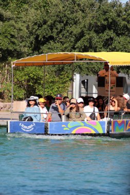 Monterrey, Nuevo Leon, Meksika - 29 Temmuz 2025: Monterrey 'deki Paseo Santa Lucia' yı şehir merkezinden Fundidora Park 'a tekne ile gezmek